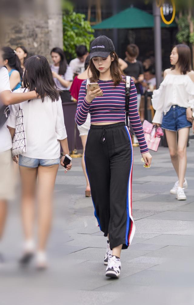 美女散步，优雅漂亮娴静端庄，身材真完美！