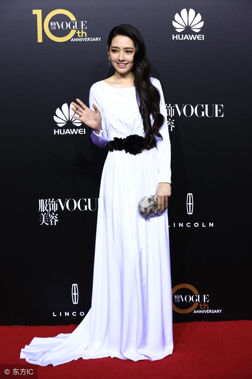 郭碧婷一袭白色长裙出席活动，甜美的笑容显优雅