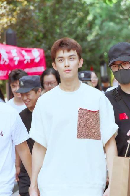 新学期开始吴磊代表新生发言 演讲稿语言真挚