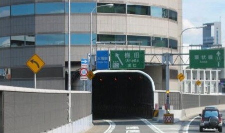 日本也有重庆同款大楼，高速公路从大楼穿过，安静又干净