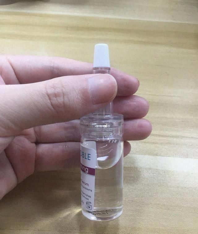 药店有俩种水，美白淡斑轻而易举，俩种原液配合使用效果更好哦!