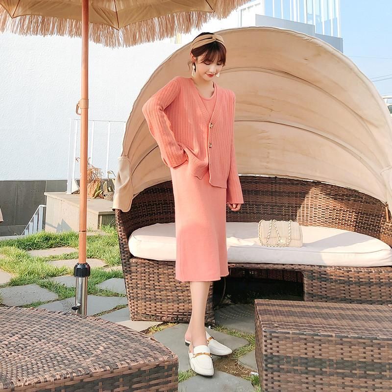 50岁小姨打扮起来真漂亮，如此优雅的秋裙，看上去年轻不少