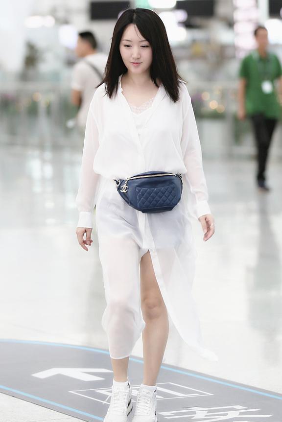 47岁杨钰莹好嫩，穿一件白色长裙美回少女，网友：只有27岁吧！