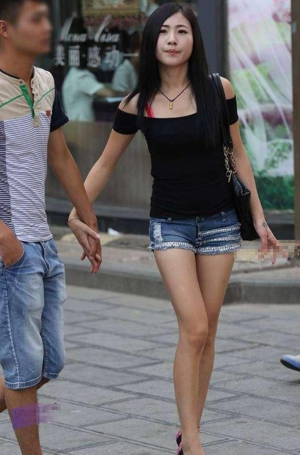 街拍:小阿姨气质温雅，包臀短裙的长度恰当好处，凸显纤细腰身!