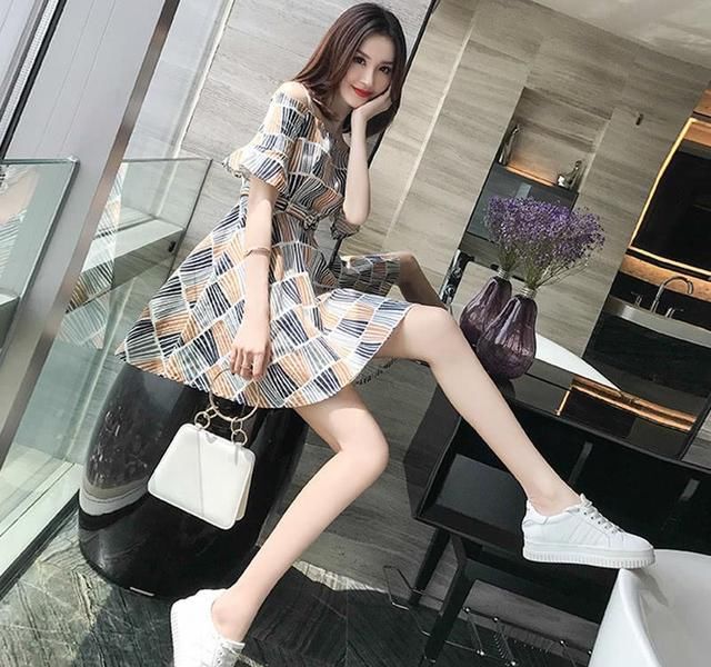 裙子别再穿了、现下流行“一字肩”仙女裙，显白显嫩显腿长、真美