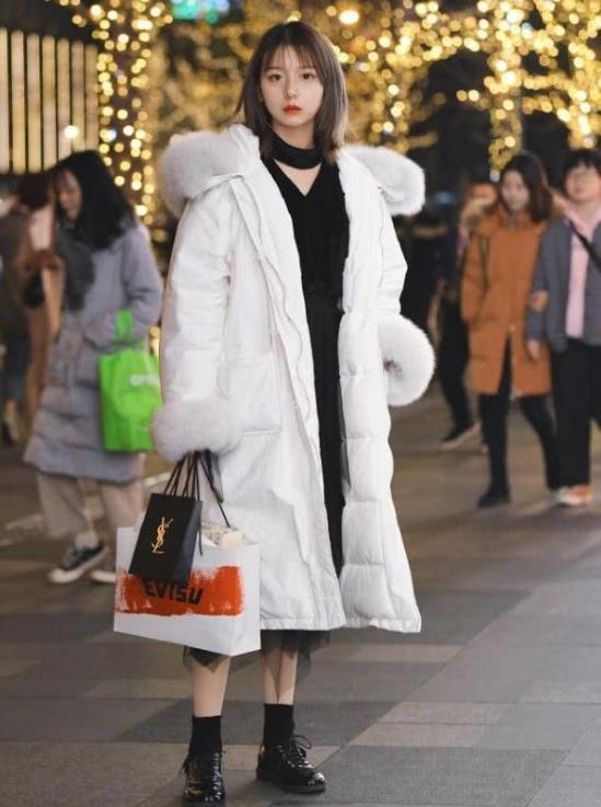 「红色」街拍:群芳难逐的美女,一件黑色上衣配红色短裙,时尚魅力好身材