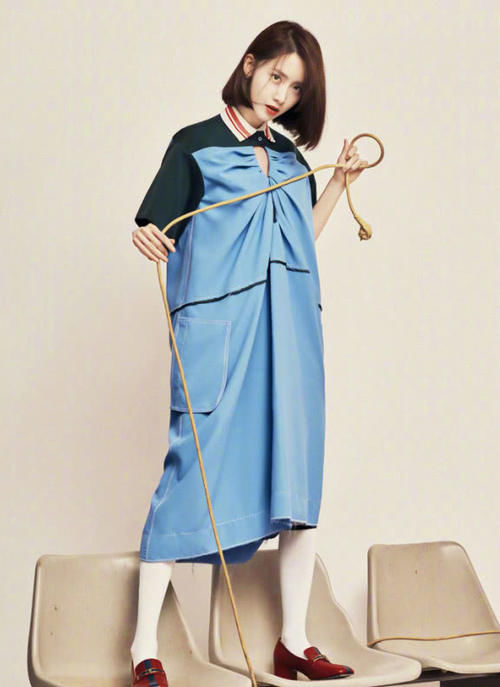 韩国林允儿，简单的牛仔外套，穿出了清新淑女素雅美！