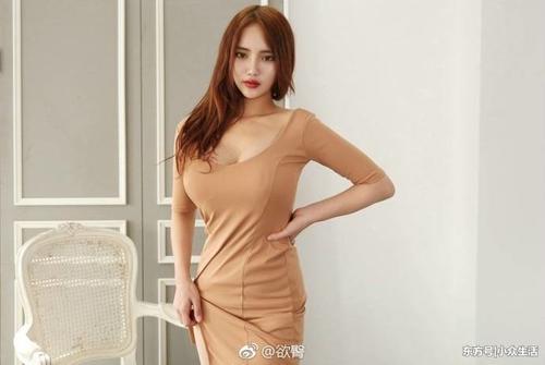 街拍：粉色紧身少女心真心是很难抵挡，小姐姐怎么穿都挡不住!