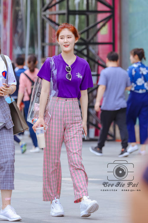 路人街拍，可爱粉色系小姐姐，喜欢这种透明包包