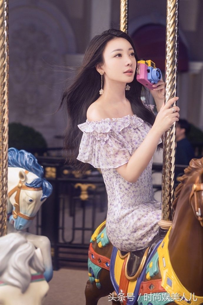 柳岩以都市伊人形象现身，她挑战三套不同风格的裙装，美艳众人!