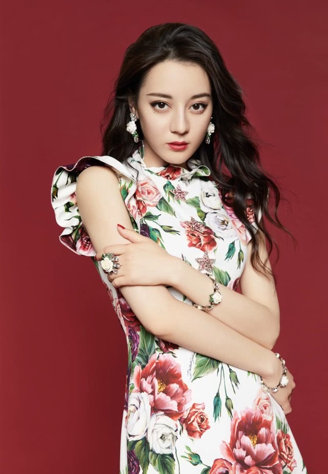 迪丽热巴竟然只用一层薄纱当婚纱就出镜,婀娜多姿的好身材太撩人