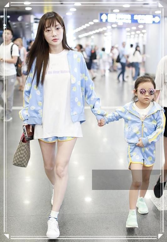 李小璐为扮嫩,36岁穿5岁甜馨的小短裤,网友:这腿秀的我给满分