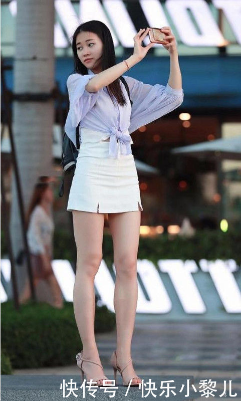 # 粉色#穿着洋气还更有气质，街拍：迷人性感的小姐姐