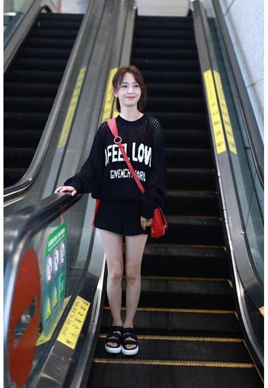 看了佟丽娅的腿，李沁都输的心服口服，终于见识到真正漫画腿了！