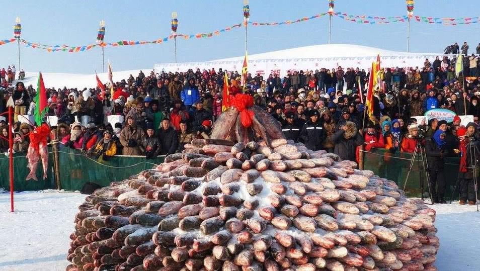 查干湖冬捕火了，鱼多到堆成小山，网友:游客又不是傻子!