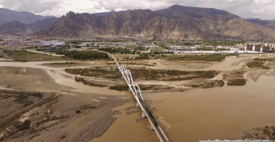  #途经#青藏铁路的火车途经格尔木时，为什么必须更换外国车头？