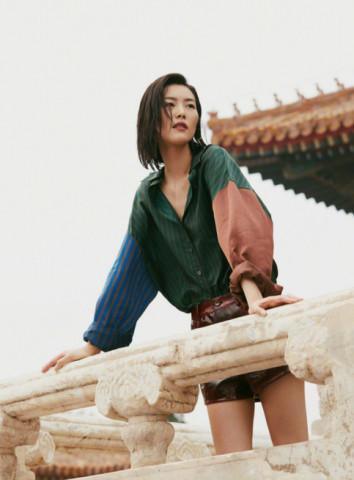 刘雯有多瘦？巴掌大的短裤都塞不满，脚下的“甜甜圈”鞋子超抢镜