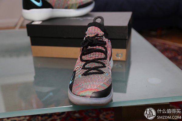 新买的东西 篇一:KD11骚彩色伪开箱，拍出来比实际好看的鞋子