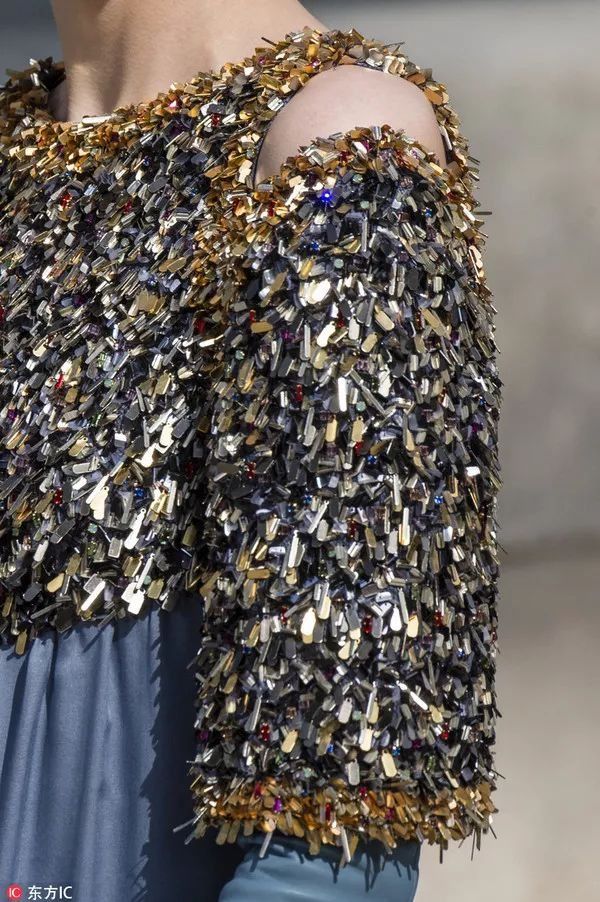 我们在巴黎大皇宫变的书报亭里问了周迅和刘雯一些小秘密……