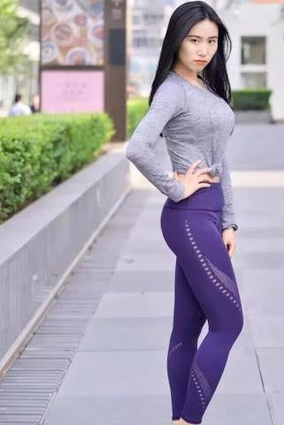 时髦有个性的打底裤美女，优雅气息一波接一波，一般人hold不住！