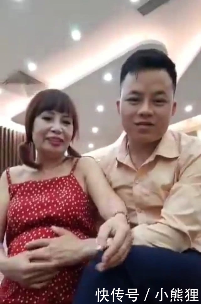 62岁老妇跟27岁小伙结婚半年秀孕肚,医生