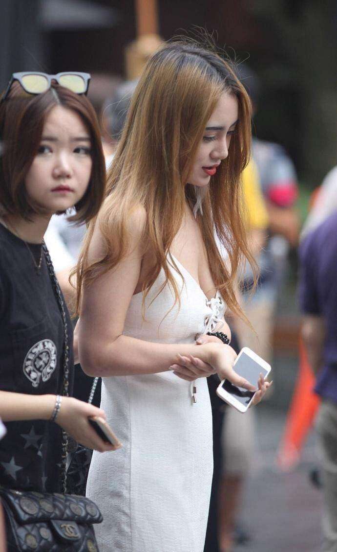 街拍: 丰满身材的小姐姐, 真怕带子突然撑开