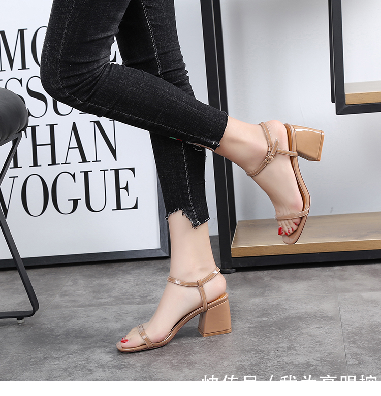 T字后鞋跟设计的高跟鞋