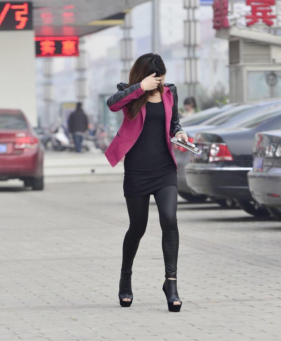 街拍:皮裤美女尽显婀娜的身材，美腿真细长，美出新高度