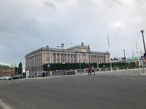 该国的北极熊有5000头，比当地居民人数还多，对中国人永久免签