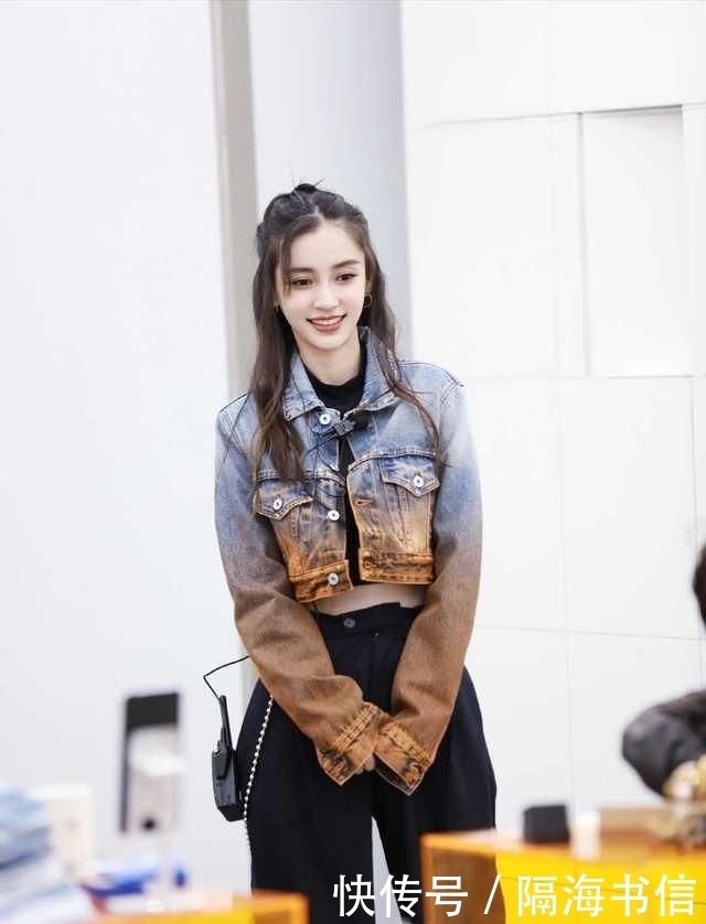  穿搭|Angelababy火了，扎发造型配抹胸连衣裙苗条淑女，不像生过娃的人