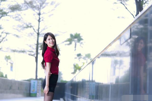 写字楼下的高级女白领，黑丝袜给她锦上添花!