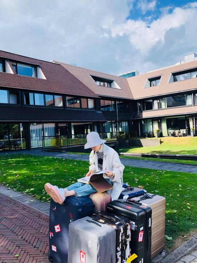 这才是海清，出门都不忘学习，分分钟化身学霸的节奏！