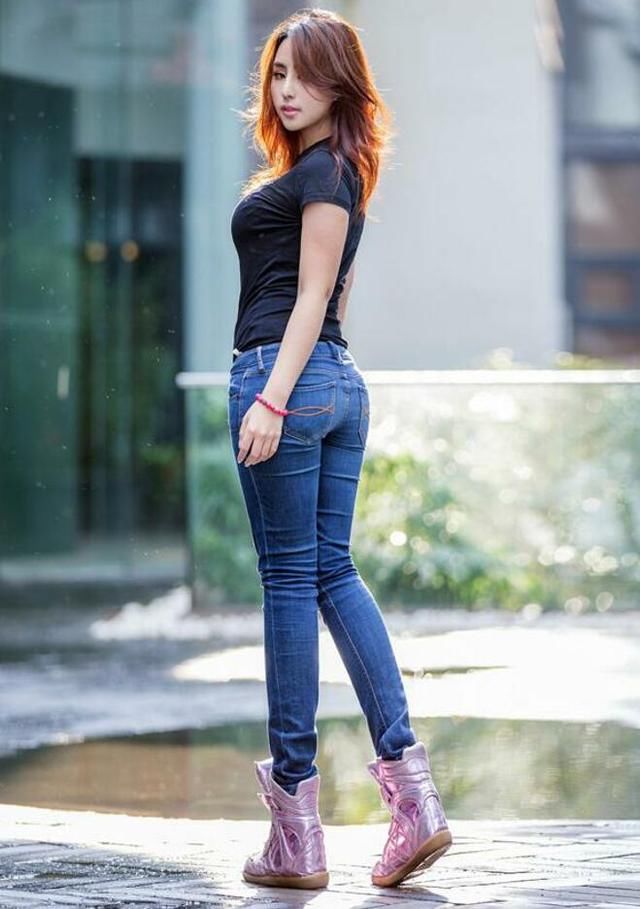 牛仔裤实现美女靓丽身材，展现迷人的优雅气质