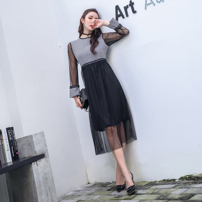 比套装还漂亮的裙子，7080后如今流行这样穿，性感迷人又大方