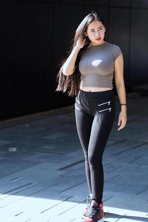 路人街拍，两位小姐姐穿的都是露背的紧身连衣裙，真是性感迷人