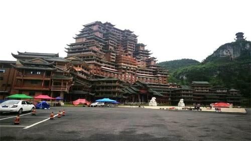 藏在贵州大山里的“豪宅”,24层高达99.9米,走近一看发现不简单