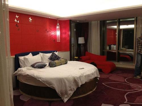 情侣酒店的床为什么是圆的？不应该是天圆地方吗？