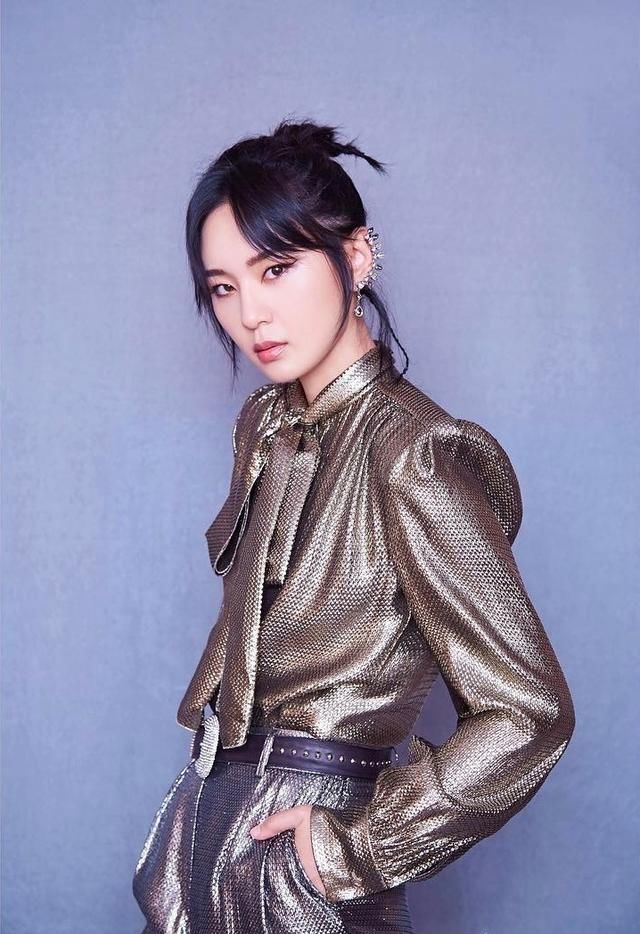 周笔畅真霸气！黑色高腰皮裤穿出1米8大长腿，网友：恨天高太抢镜