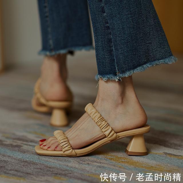  优雅■高跟凉鞋，增添优雅与美丽