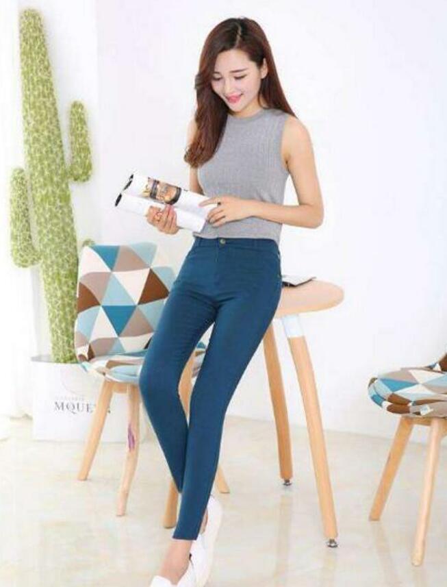 优美秀丽的牛仔裤美女，线条顺滑，衬托的气质温婉优雅！