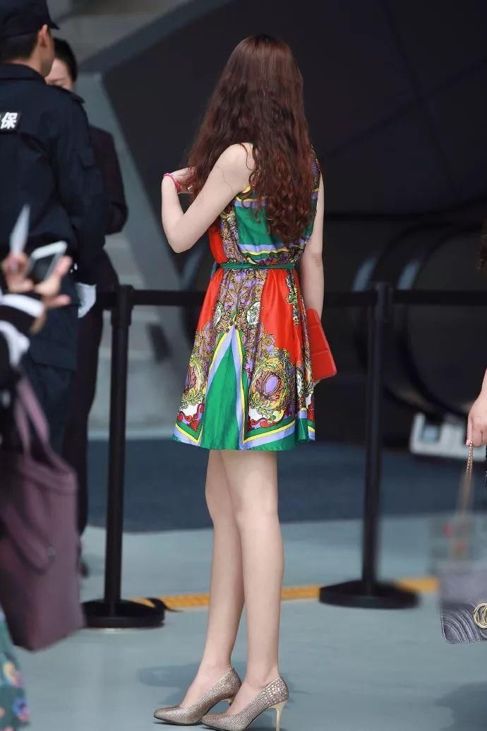 街拍美女:很有女人味的性感美女