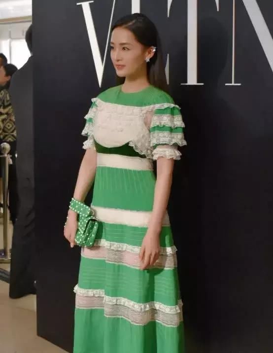 见过明星撞衫没见过“撞脚”，看到乔欣和李沁这打扮，我沉默了！