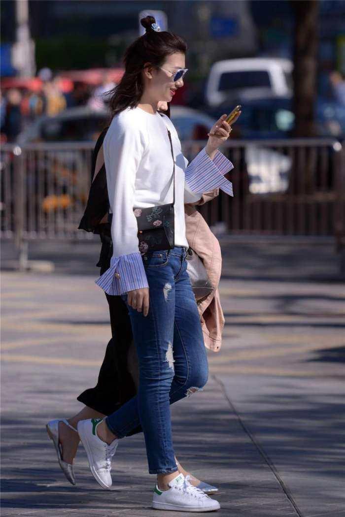 紧身背心能很好的凸显身材 配上牛仔裤就会更加迷人了