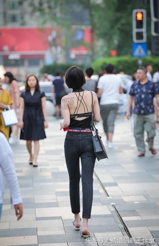 街拍 穿清凉又性感的吊带背心 将女人的妩媚尽显 回头率Hold不住