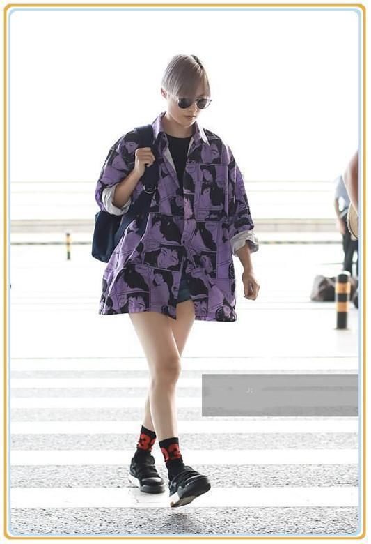 李宇春厉害！只穿一件衬衫就算了，还连解4个扣子，网友：真疯狂