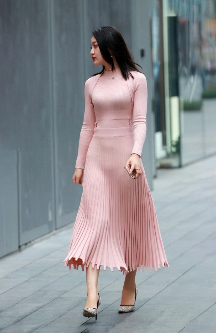 时尚街拍,姐姐这一身穿搭走在大街不知道有多少人羡慕