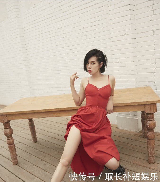 余男太保守了,穿V领长裙还在胸前加一块薄纱,恰到好处的性感!