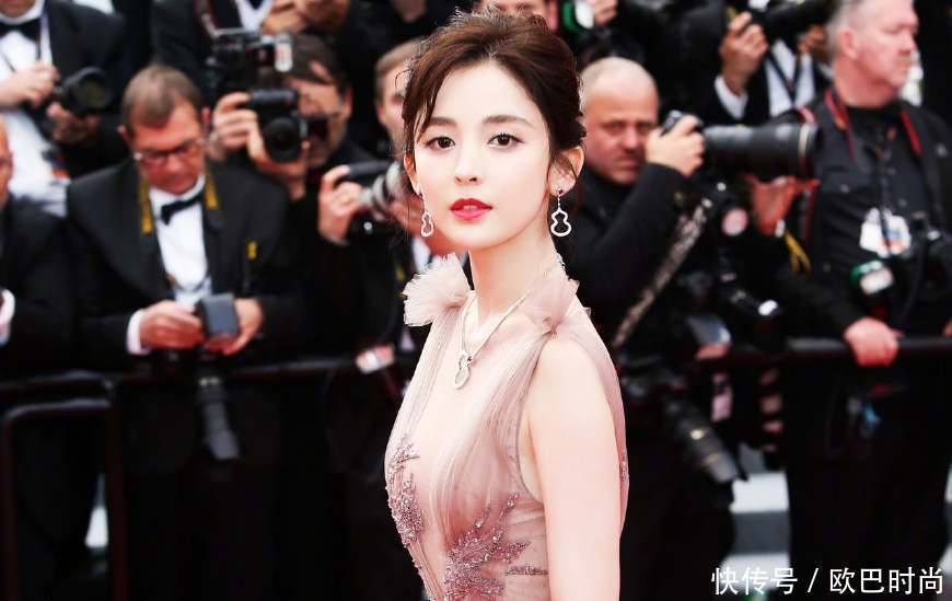 维吾尔语中迪丽热巴是美人的意思,古力娜扎原