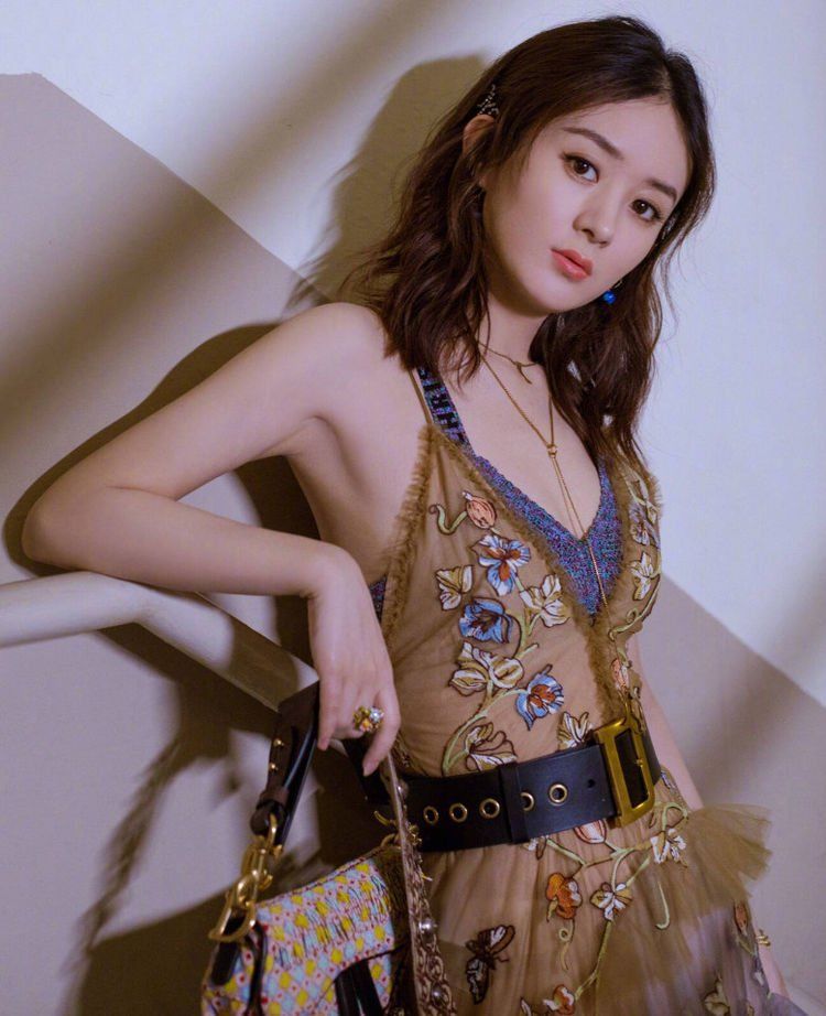 赵丽颖为打破怀孕传闻，穿得超性感，86斤有着60斤身材的腰