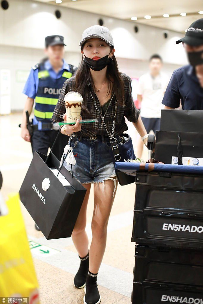 吴宣仪自曝拔智齿后口罩遮面低调赶路 捧咖啡猫腰疾走变调皮“吃